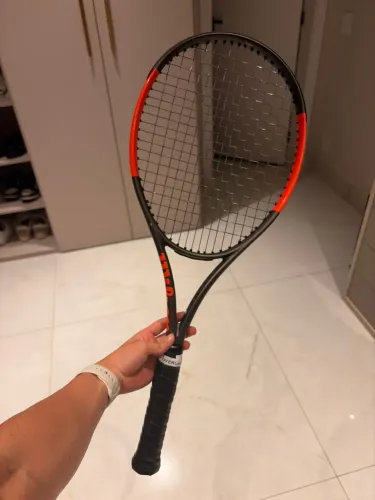 Raquete de tênis Wilson. Burn V2 100