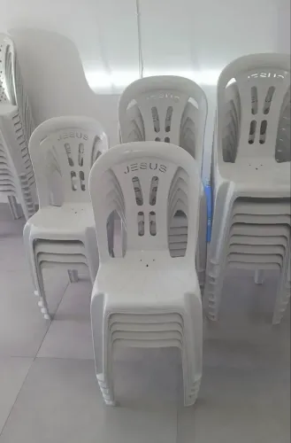 100 Cadeiras plásticas Jesus