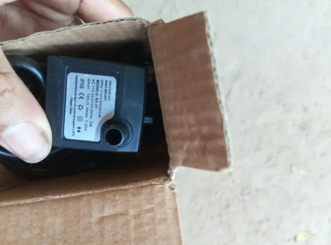 Bomba submersa 180 litros h nova nunca usada vendir o aquário 35$. faço entrega *