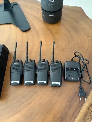 conjunto com quatro rádios comunicadores Baofeng BF-777S usados