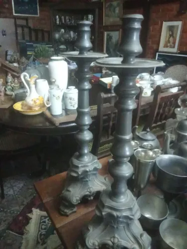 Par de candelabros em estranho