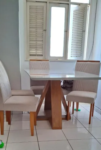Vende-se mesa 6 cadeiras