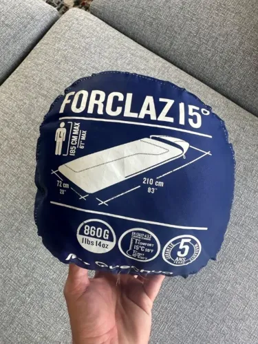 saco de dormir forclaz 15°, na cor azul. ideal para pessoas de até 185 cm de altura. possu
