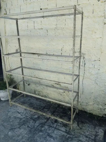 estante de ferro