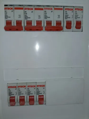 Faço instalação elétrica residencial e instalações de utilidade doméstica.