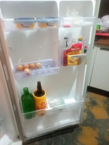 Geladeira bem conservada estou vendendo po motivo de viagem 