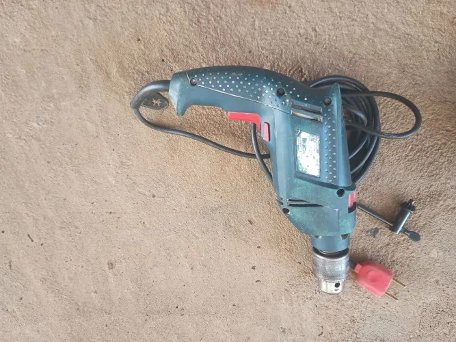 Furadeira e parafusadeira Bosch 550w