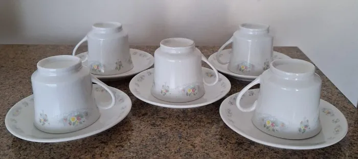 Jogo de Xícaras de Café Antigas em Porcelana Vintage - Estilo Fazenda