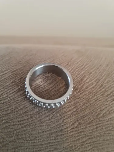 Anel Aliança com Detalhe de Bolinhas (estilo esferas ou pontilhado)