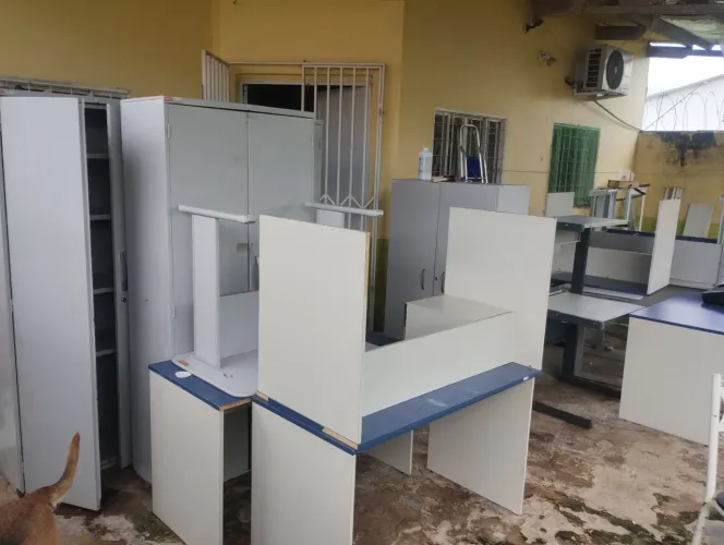 Escrivaninha e armários