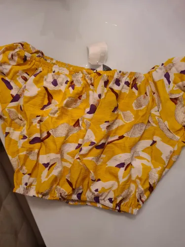 Blusa marca espanhola "Compañia Fantástica" estilo cigana com estampa florida - Nova