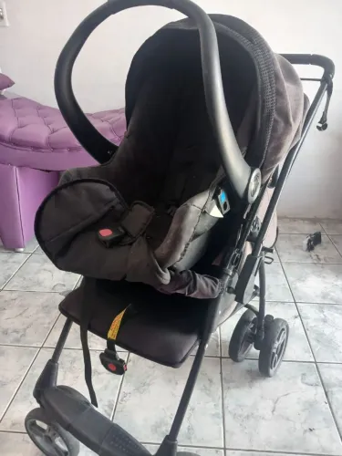 Carrinho + bebê de conforto