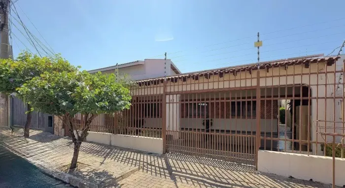 Casa Térrea Comercial/Residencial com Energia Solar e 4 Quartos em Localização Nobre - Pró