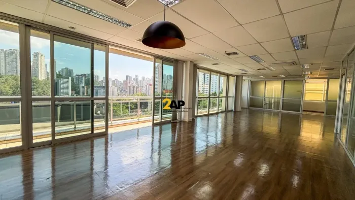 Sala comercial na Vila Andrade: 2 salas, 2 banheiros, 3 vagas de garagem e 187m² de área!
