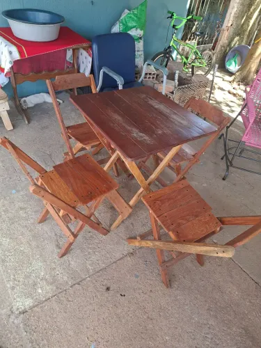 JOGO DE CADEIRA COM MESA DE MADEIRA ZERADO//VALOR:300<br>PRA VIR BUSCAR OU ENTREGO"