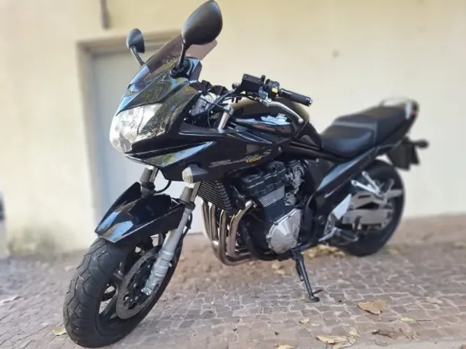Moto de colecionador, sem detalhes, quilometragem origina