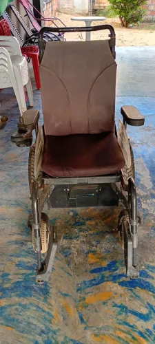 Vendo cadeira de rodas normal e motorizada
