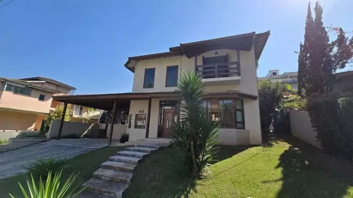 Casa de condomínio para venda tem 294 metros quadrados com 3 quartos