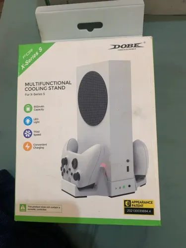 O videogame está super bom acompanha dois controles um branco preto os cabo tudo perfeito