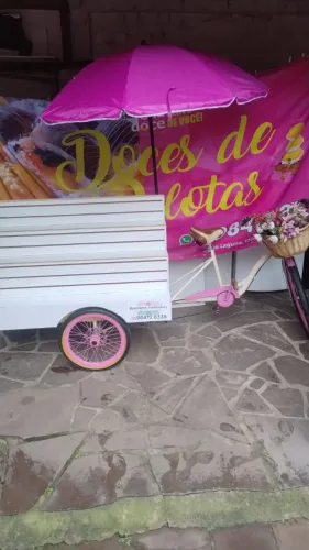 Food Bike Rosa com Carrinho Expositor para Doces e Eventos