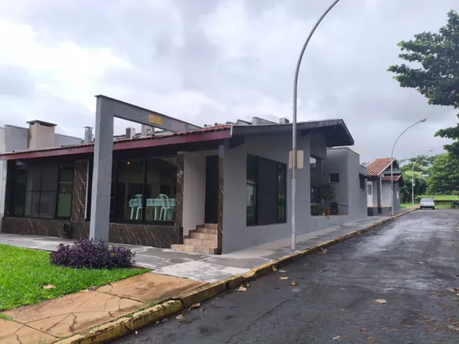 Casa em Condominio com 4 dormitórios para venda e locação no bairro