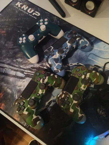 Controle de ps4 usado , mas funcionando perfeitamente. Preço promocional só tem mas 2 unid