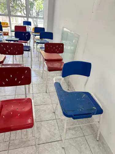 21 cadeiras escolares 