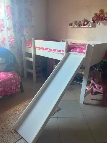 Vendo cama infantil com escorregador 