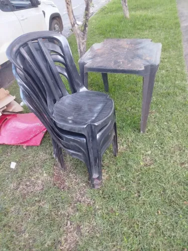 Mesa com 3 cadeiras plástico