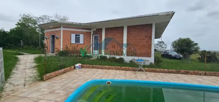 Velleda oferece magnífico sítio em Águas Claras, com boa casa e piscina, escriturado, conf