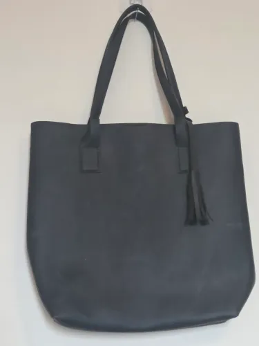 BOLSA BAG PRETA. EM COURO SINTÉTICO.  NOVA. 