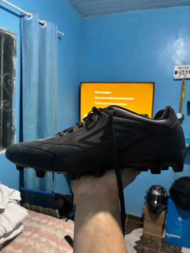 Chuteira preta Umbro