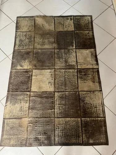 Tapete de couro quadriculado 1,66m x 1,09m