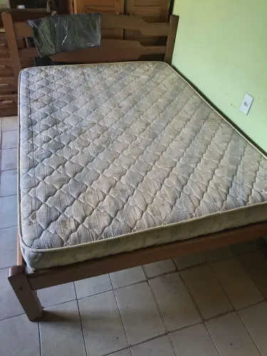 Cama de casal e colchão