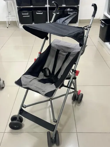 Carrinho de Bebê guarda chuva