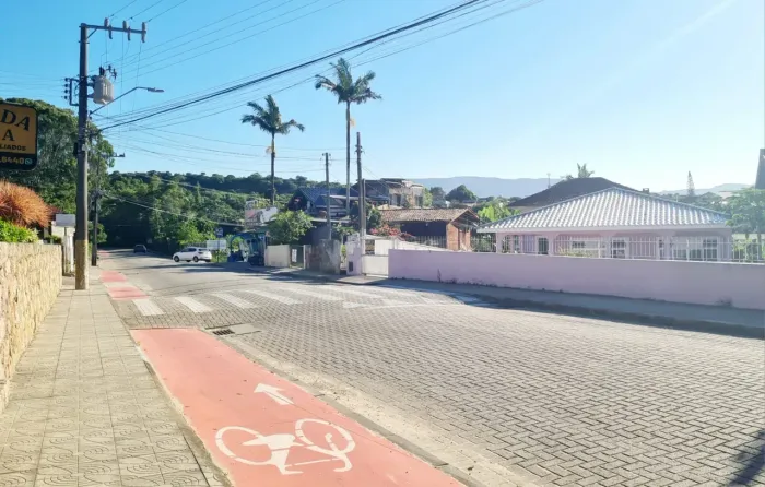 Casa e 3 apartamentos à venda na região da Joaquina, Lagoa e Praia Mole - Florianópolis - 
