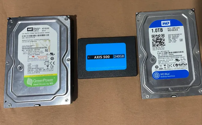Lote Sucata: 2 HDs + 1 SSD 240GB (Para Peças, Treino ou Ímãs)