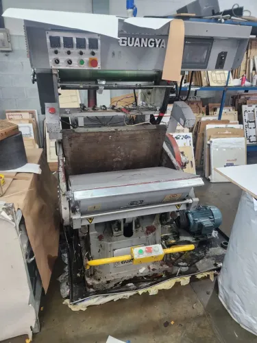Corte vinco 550 x 750 hot stamp ano 2014