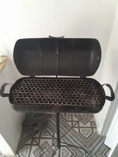 Vendo churrasqueira grande pouco uso 150
