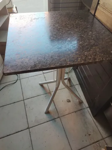 Mesa granito 70/70ct com ltres cadeiras 