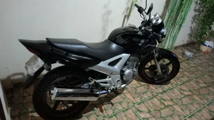 Vendo CBX Twister 250,ano 2007/2008, moto bem conservada.