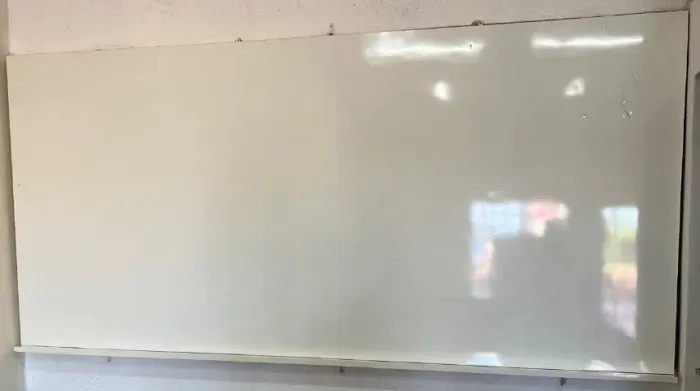 Cadeiras, carteiras, mesa professor e quadro de sala de aula