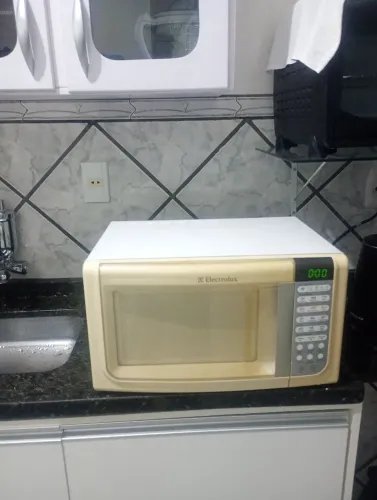 Microondas Electrolux 23 litros.