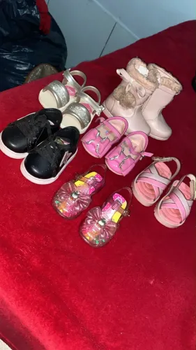 Lote de sapatinhos de menina