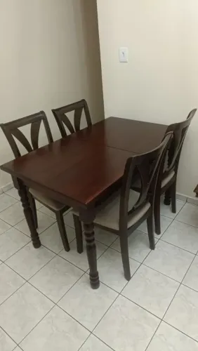 Mesa Expansiva de Mogno Maciça com 4 Cadeiras com Ascentos Estofados Avista no Pix