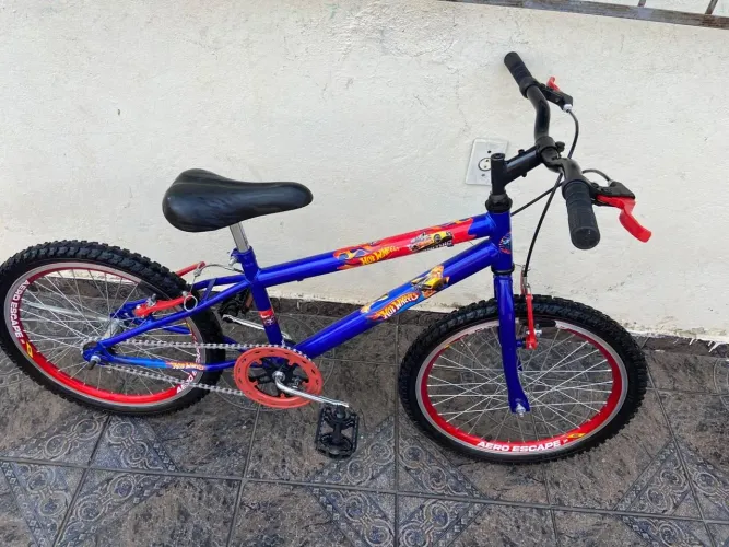 Bicicleta aro 20 infantil hot Wheels com rodas aéreo novinha!!