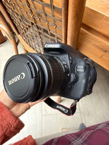 Câmera Canon EOS 600D + Lente + Tripé + Bolsa - Kit Completo