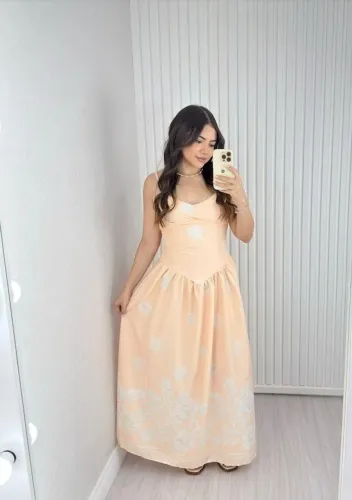Vestido longo sapataria estiloso.