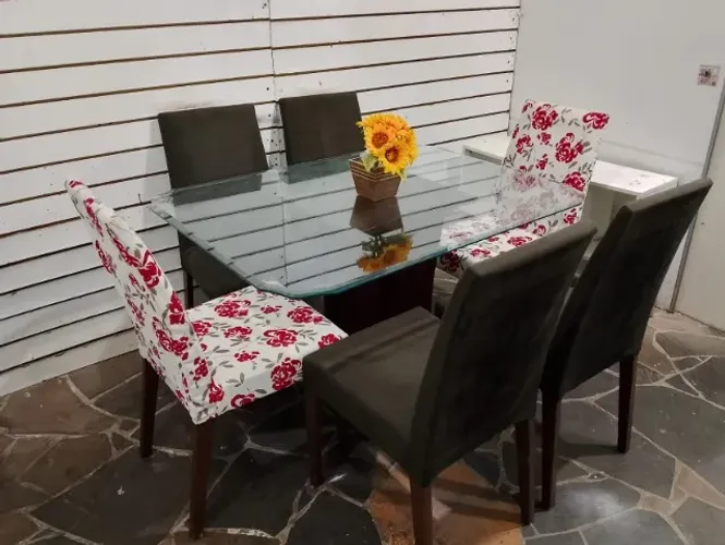 Mesa vidro 1,20x80 c/6 cadeiras madeira(OPÇÃO TAMPO BRANCO 1,40X90)