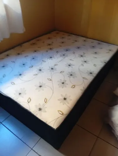 Cama semi nova